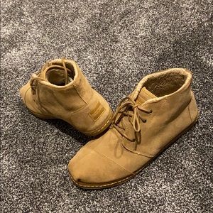 Men’s Tom’s size 10.5
